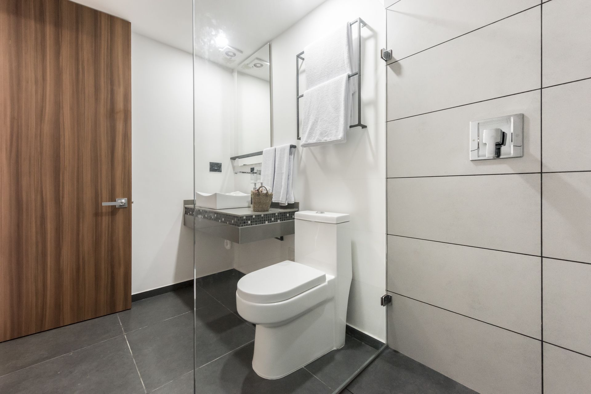 superior double room, 1 king bed, non smoking | premium bedding, minibar, in-room safe, desk