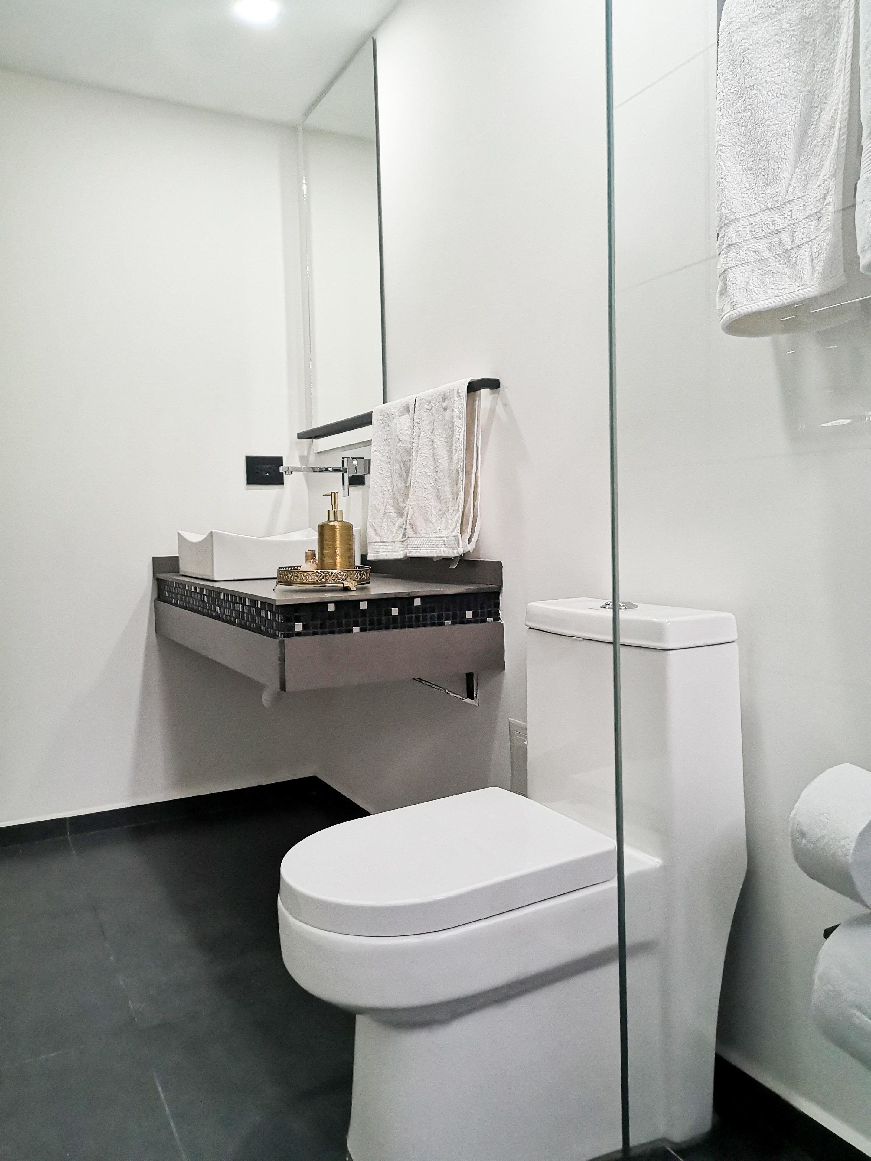 shower, rainfall showerhead, free toiletries, hair dryer