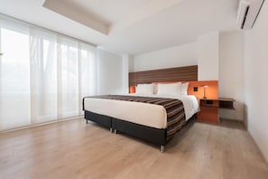 Superior Double Room, 1 King Bed, Non Smoking | Premium bedding, minibar, in-room safe, desk - Foresta Hotel (Medellín)