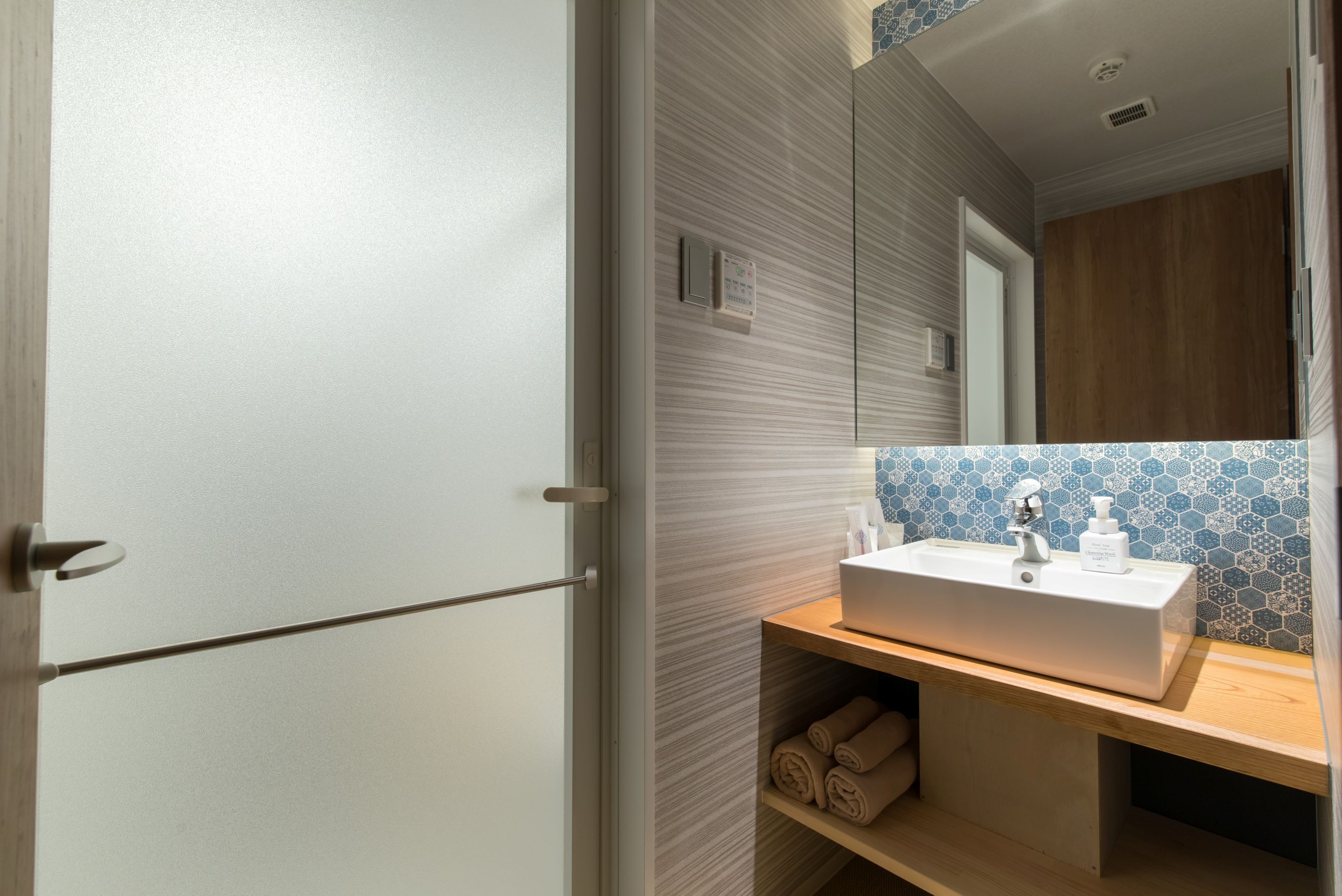 combined shower/bathtub, free toiletries, hair dryer, slippers