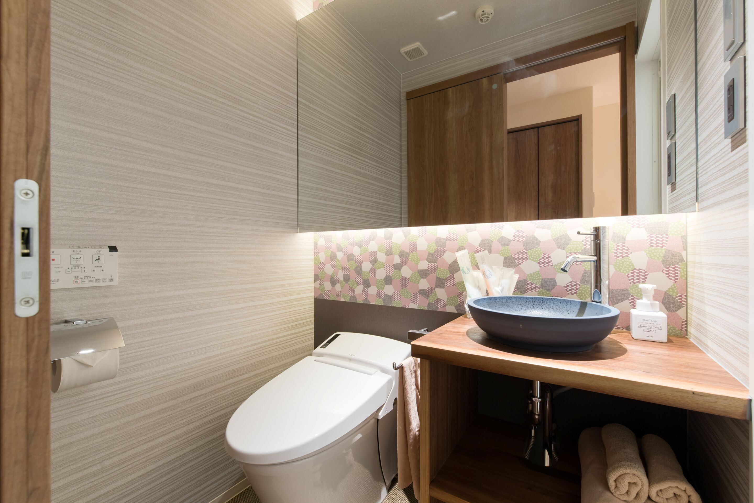 superior apartment | bathroom | combined shower/bathtub, free toiletries, hair dryer, slippers