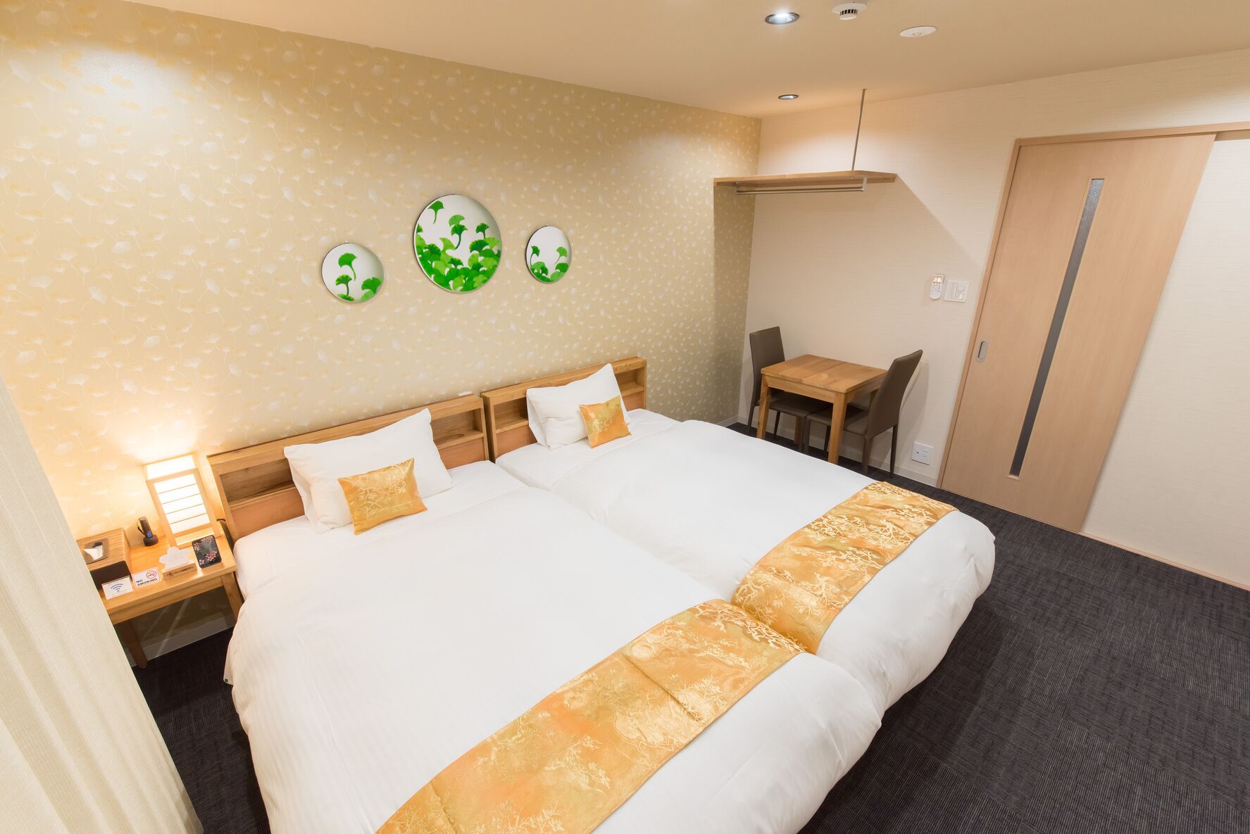 Quarto de hotel com uma cama grande, uma escrivaninha e uma cadeira.