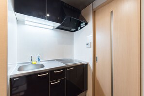 Comfort Quarter Room  | Private kitchenette | Fridge, microwave, stovetop, electric kettle - Stay SAKURA Kyoto Higashiyama Shirakawa (Kyoto)