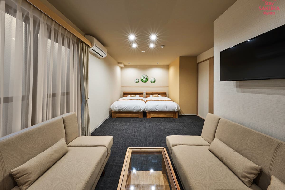 Comfort Quarter Room | 1 bedroom, in-room safe, desk, blackout drapes