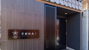 Entrada de un hotel con un cartel que indica Stay Sakura Kyoto South I.