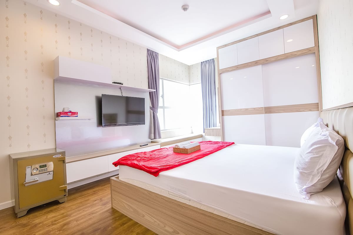 Schreibtisch, Verdunkelungsvorhänge, schallisolierte Zimmer