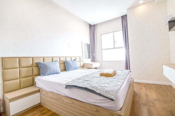 Schreibtisch, Verdunkelungsvorhänge, schallisolierte Zimmer
