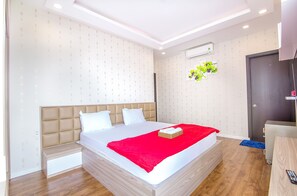 Schreibtisch, Verdunkelungsvorhänge, schallisolierte Zimmer