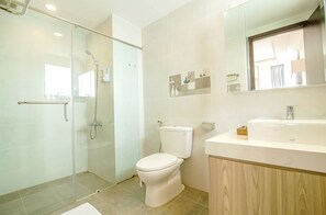 Dusche, kostenlose Toilettenartikel, Haartrockner, Hausschuhe
