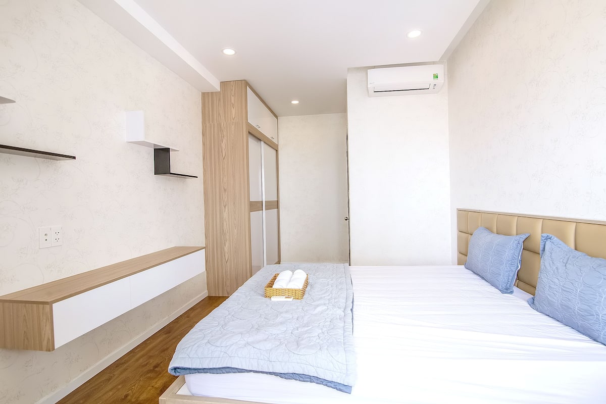 Schreibtisch, Verdunkelungsvorhänge, schallisolierte Zimmer