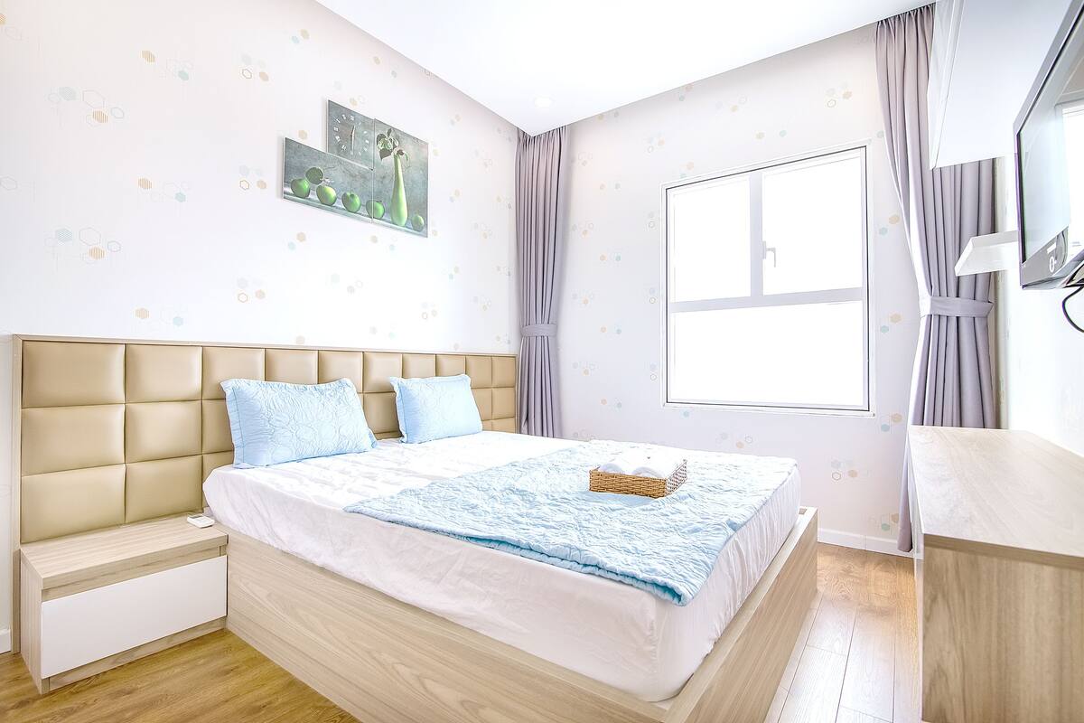 Schreibtisch, Verdunkelungsvorhänge, schallisolierte Zimmer