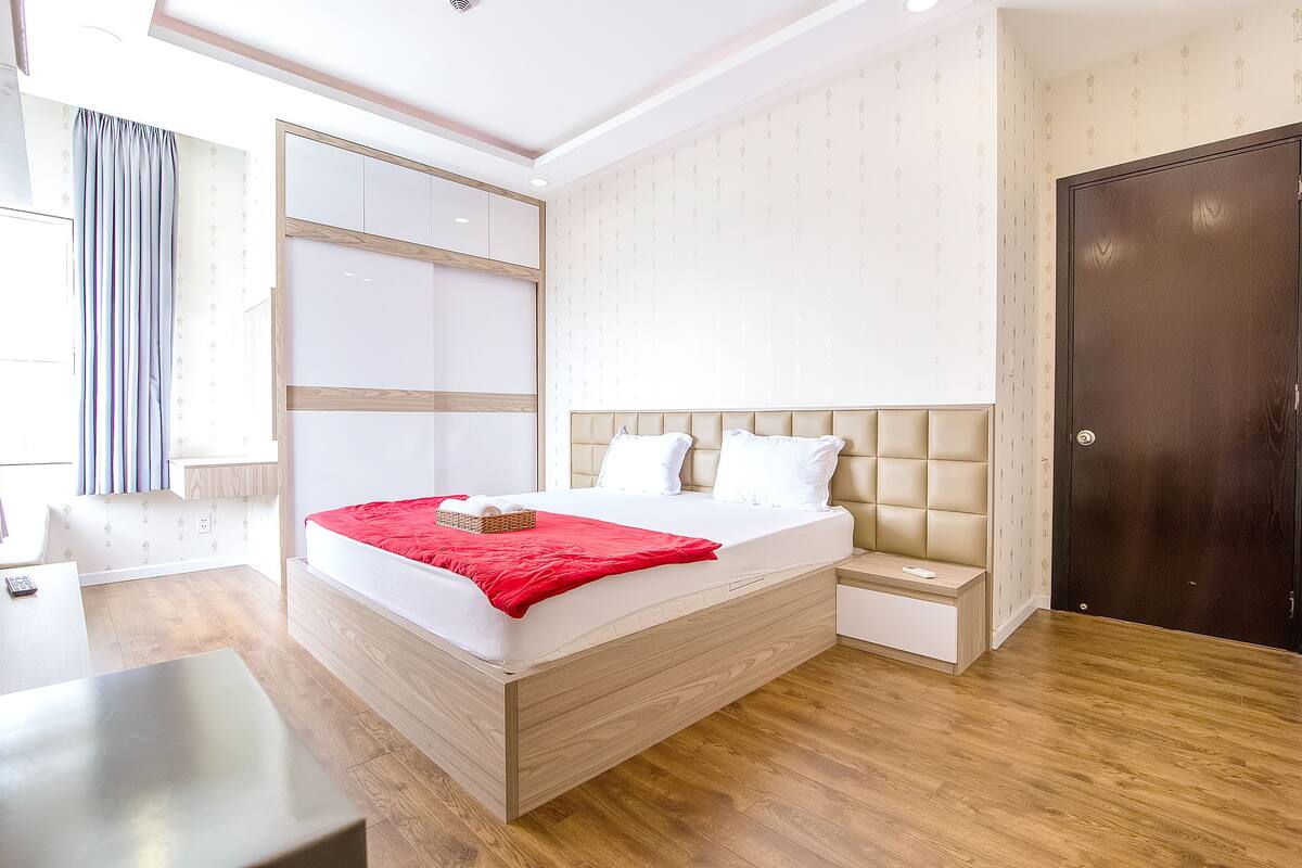 Schreibtisch, Verdunkelungsvorhänge, schallisolierte Zimmer