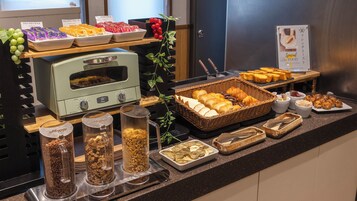 Daily buffet breakfast (JPY 2200 per person)