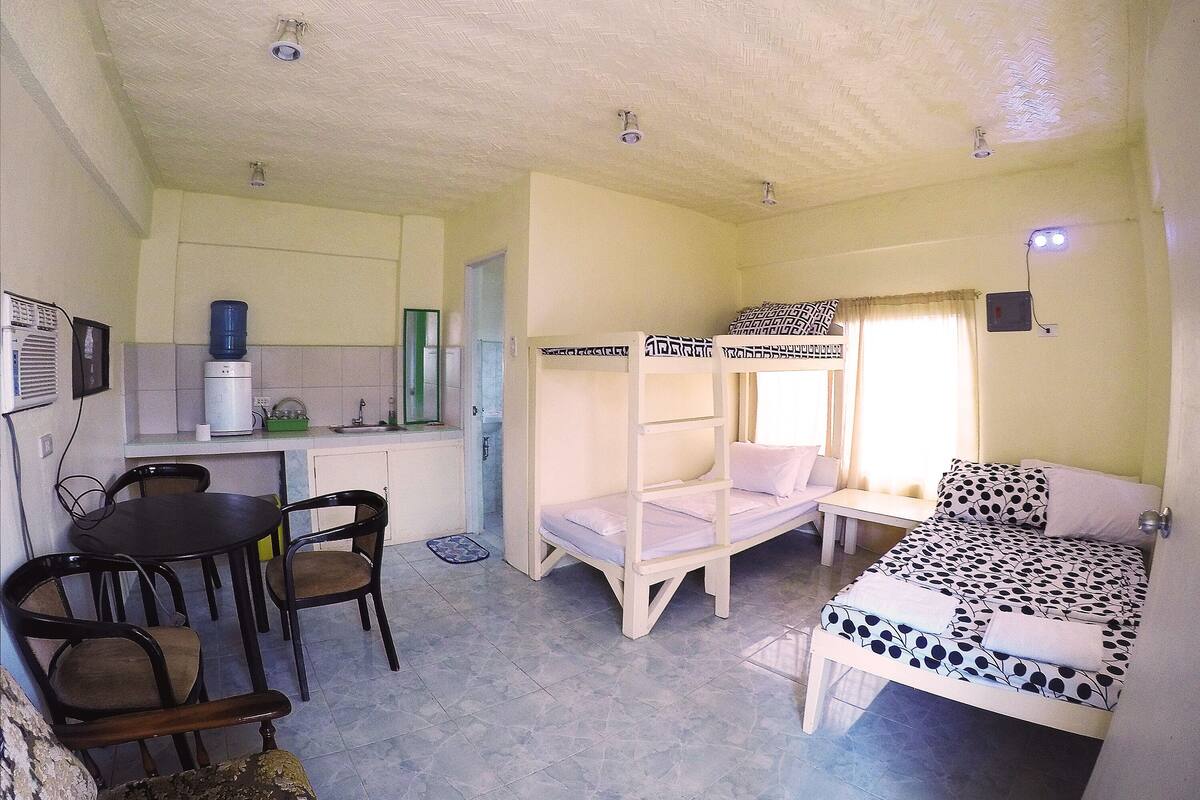 Habitación cuádruple básica | Wifi gratis y ropa de cama