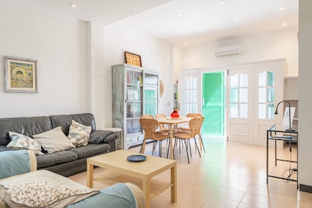 TV. Holiday Home "Can Marineta" in Portixol Harbour, Palma with Rooftop Terrace