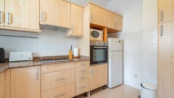 Een koelkast, een magnetron, een oven, een kookplaat