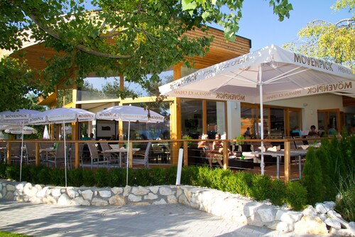 Cottage with large covered terrace on Lake Klopein