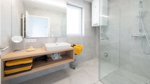 Shower, hair dryer, towels, soap - Cottage with large covered terrace on Lake Klopein (Unterburg am Klopeiner See)
