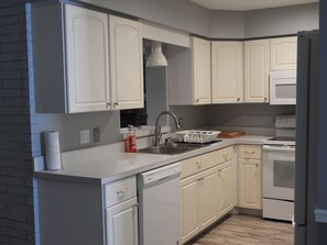 冰箱、微波炉、烤箱、炉灶