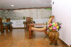 خزنة داخل الغرفة وبديكورات فريدة لكل غرفة وطراز فريد لكل وحدة ومكتب