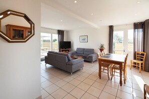 TV, DVD player, books, stereo