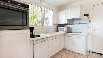 KĂŒhlschrank, Mikrowelle, Ofen, Herdplatte