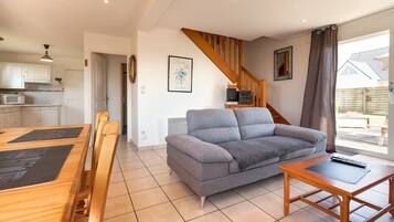 Fernseher, DVD-Player, Bücher, Stereoanlage