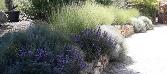 fransk renoveret sommerhus i smuk landside 