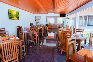 Serveert ontbijt, lunch, diner, lokale en internationale gerechten 