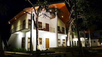 Fachada de la propiedad por la tarde o noche