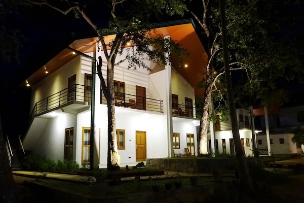 Bagian depan properti - sore/malam