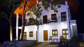 Fachada de la propiedad por la tarde o noche