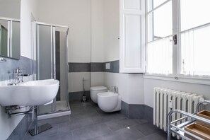 Bruser, hårtørrer, bidet, håndklæder