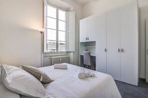 2 Schlafzimmer, Schreibtisch, Bügeleisen/Bügelbrett, Reisekinderbett