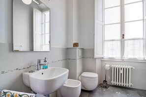 Bruser, hårtørrer, bidet, håndklæder