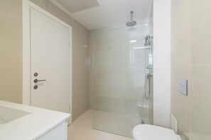 Een haardroger, handdoeken, zeep, shampoo