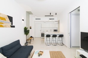 Flat-screen TV - Luxury, New Beach Apt in a Prime Location (50 sm) in a Boutique Building (Tel Aviv-Yafo)