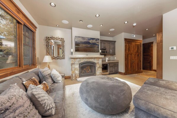 TV, fireplace