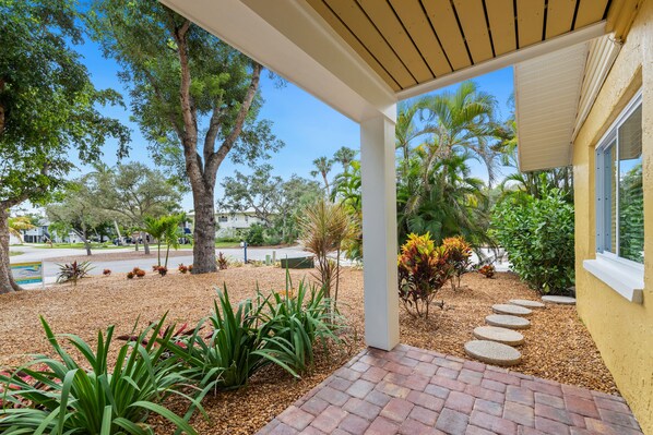 Property grounds - Pool - Hot Tub - 🐾 Friendly 5BR Great Escape 5 (Fort Myers Beach)