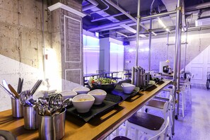 Bao gồm bữa sáng mang đi vào các ngày trong tuần 