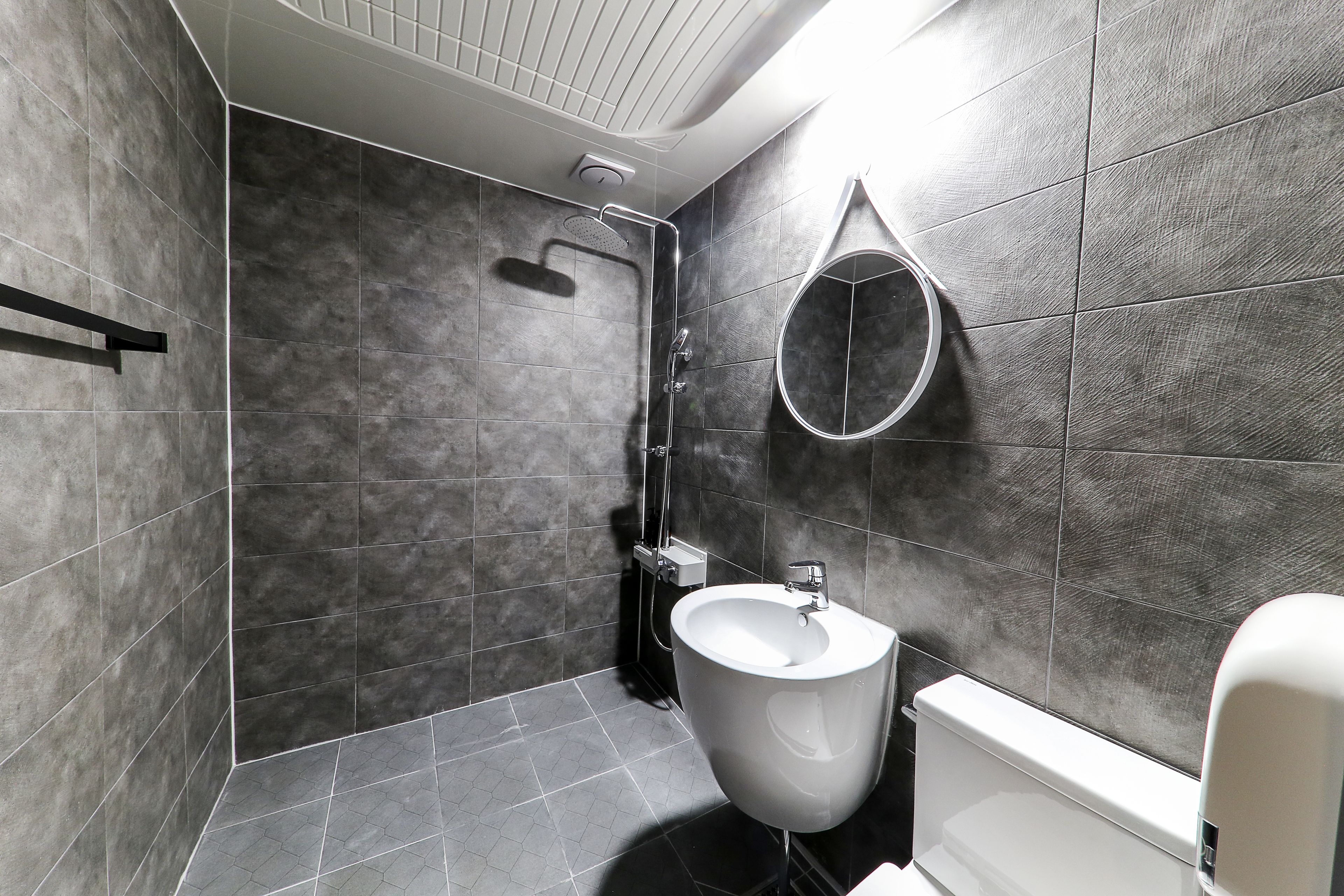 standard room, 1 double bed (reserve breakfast before 10pm) | bathroom | free toiletries, hair dryer, bathrobes, slippers