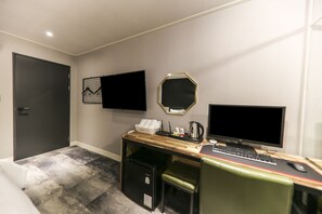 Habitación estándar, 1 cama matrimonial (Reserve breakfast before 10PM) | Wifi gratis 