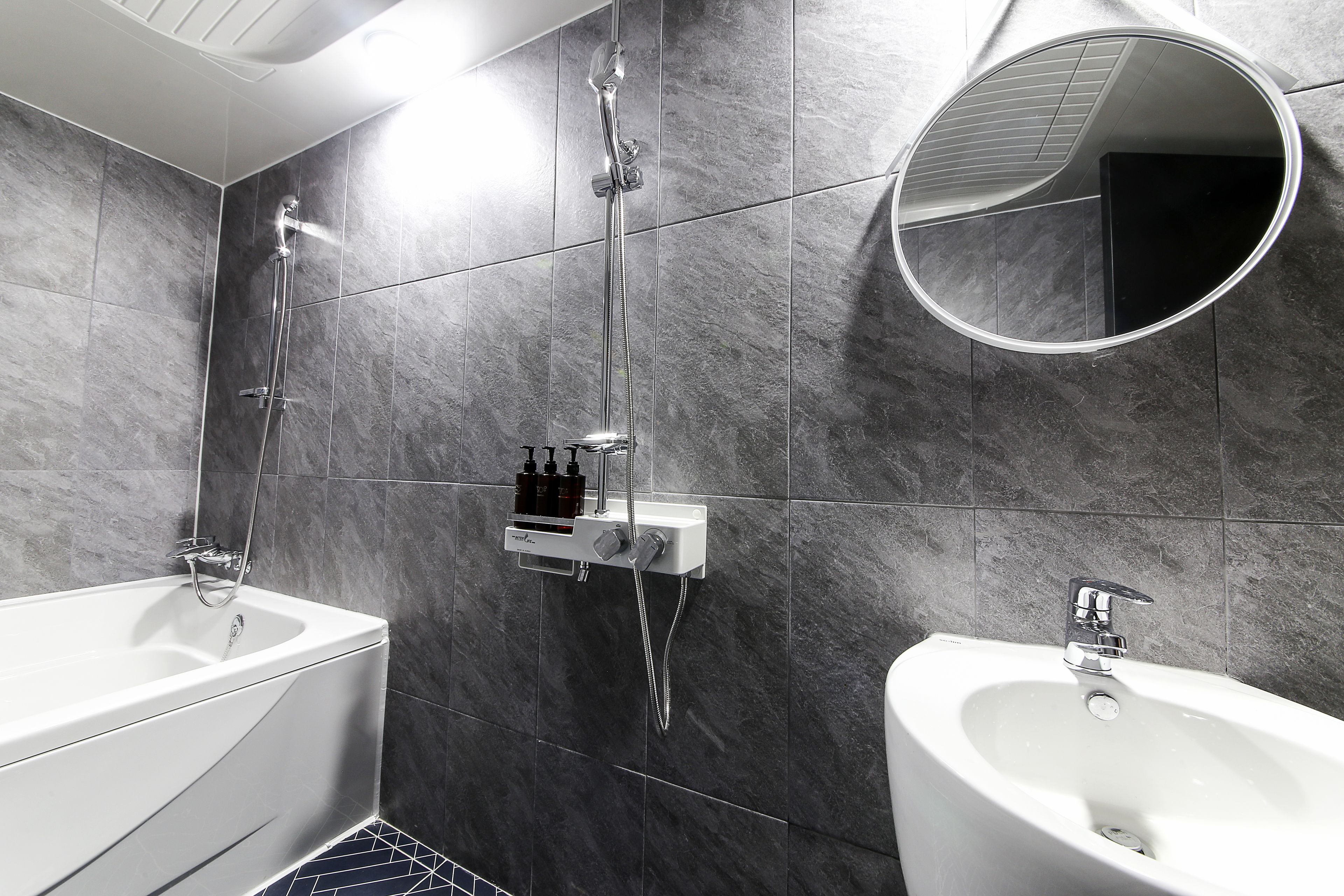 deluxe room, 1 bedroom (reserve breakfast before 10pm) | bathroom | free toiletries, hair dryer, bathrobes, slippers