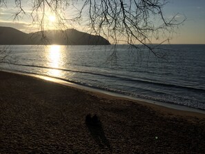 Perto da praia, espreguiçadeiras