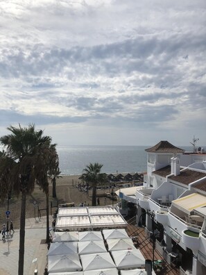 Una playa cerca, sillas reclinables de playa