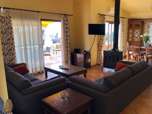 Téléviseur, foyer, lecteur de DVD, chaîne audio