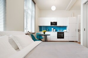 2 عدّة غرف نوم ومكواة/لوح كي وواي فاي وملاءات أسرّة