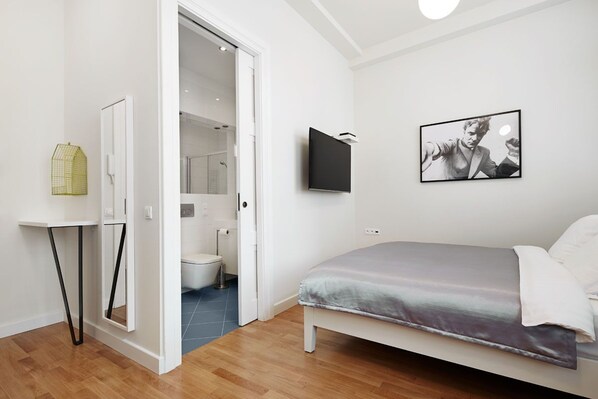 2 عدّة غرف نوم ومكواة/لوح كي وواي فاي وملاءات أسرّة