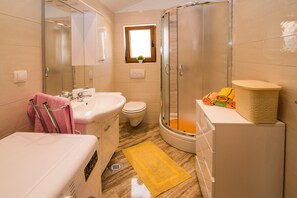 Suihkun ja ammeen yhdistelmä, hiustenkuivaaja, pyyhkeet, saippua