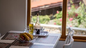 Una mesa dispuesta con una botella de vino blanco, una botella de vino tinto y varias copas de vino.